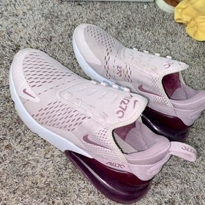 Maroon AIR 270's! Size 10